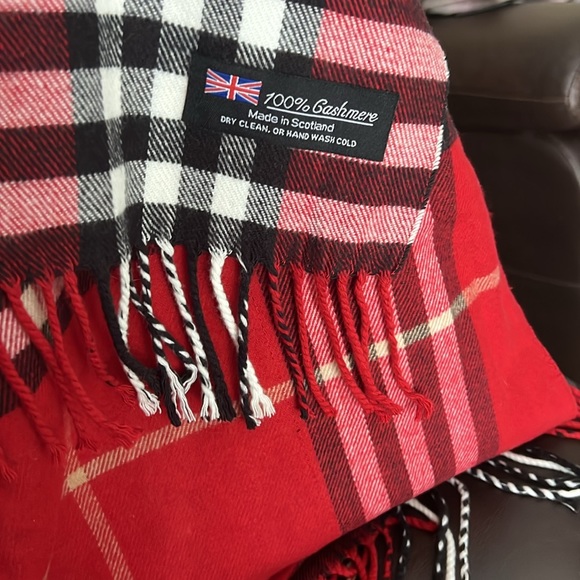 Hundred percent cashmere plaid scarf - Picture 2 of 3